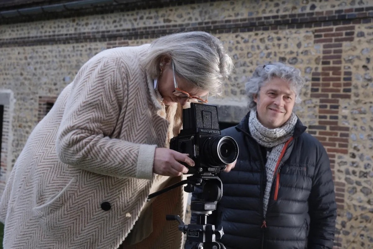 Participant regardant dans le Mamiya RB67