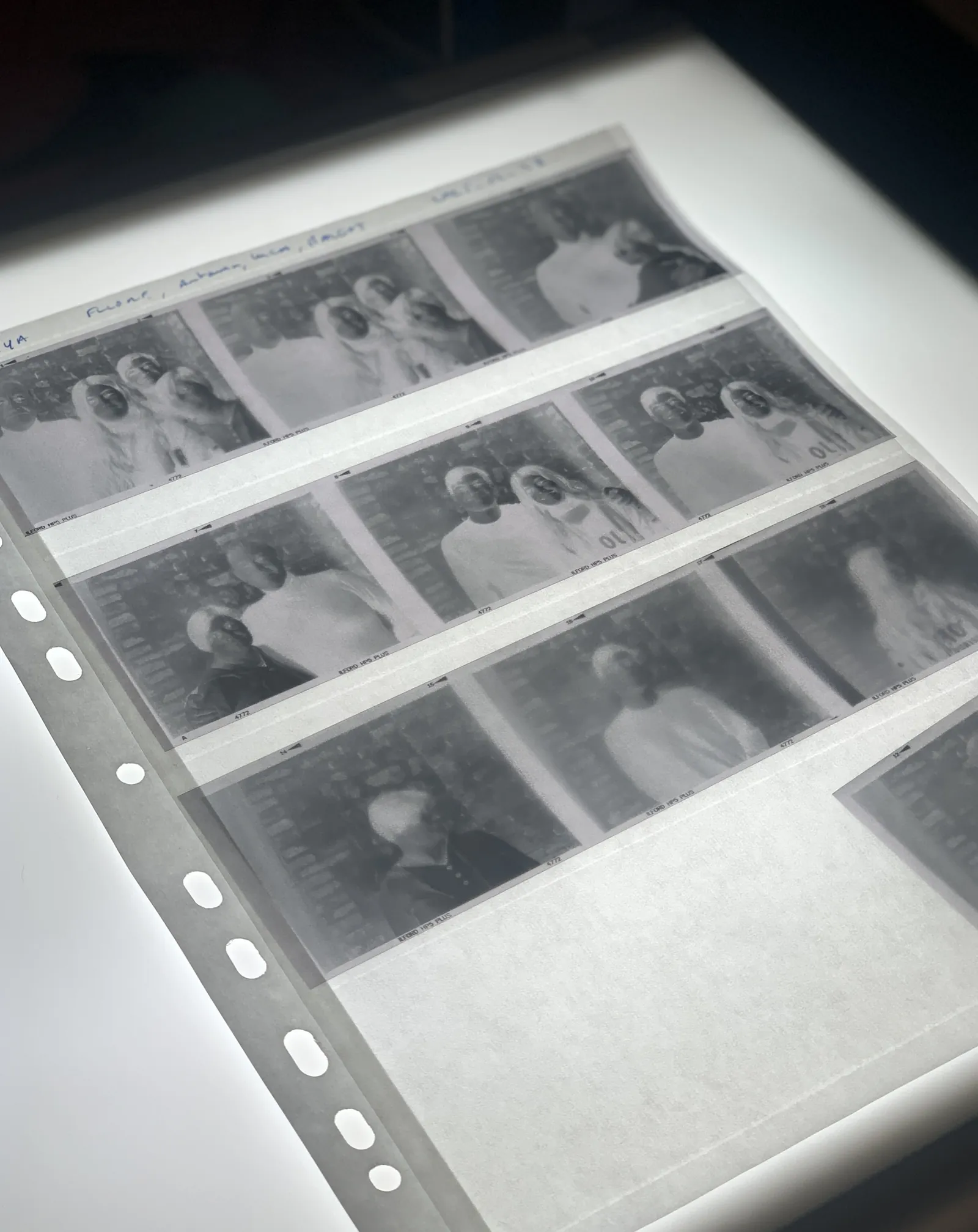 Planche contact Mamiya sur table lumineuse