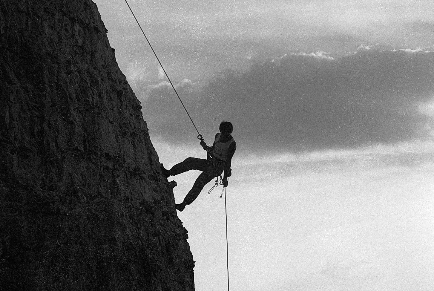 Alpiniste en rappel sur la paroi rocheuse, falaises surplombant la Seine, Normandie — Nikon FM2, 1990