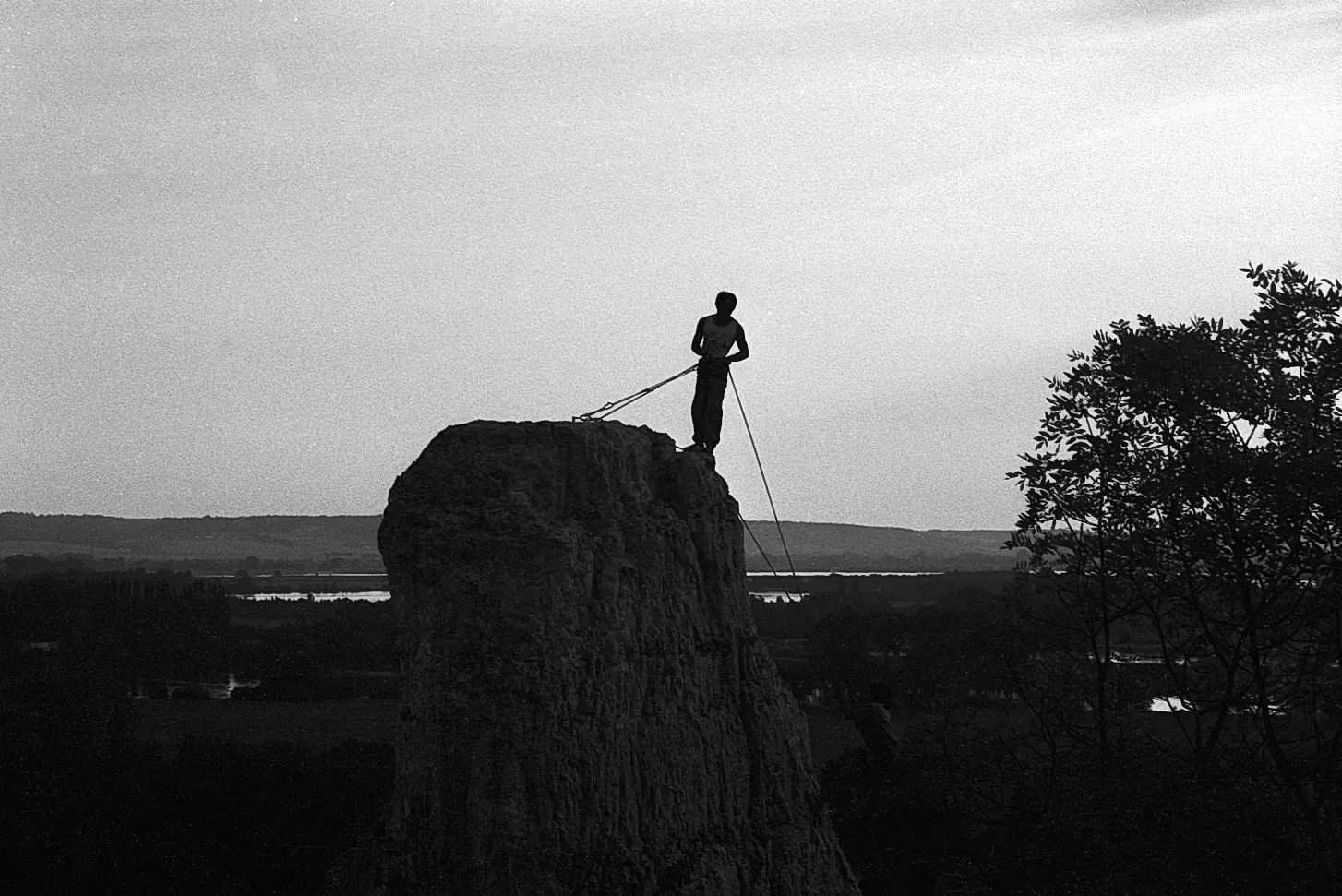 Alpiniste au sommet des falaises au crépuscule, La Roquette, Eure — film noir et blanc argentique, 1990