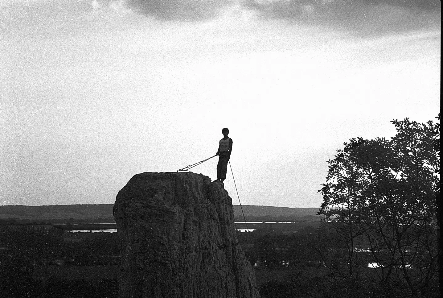Alpiniste debout sur le piton rocheux, falaises de la Seine, Normandie — argentique N&B, 1990