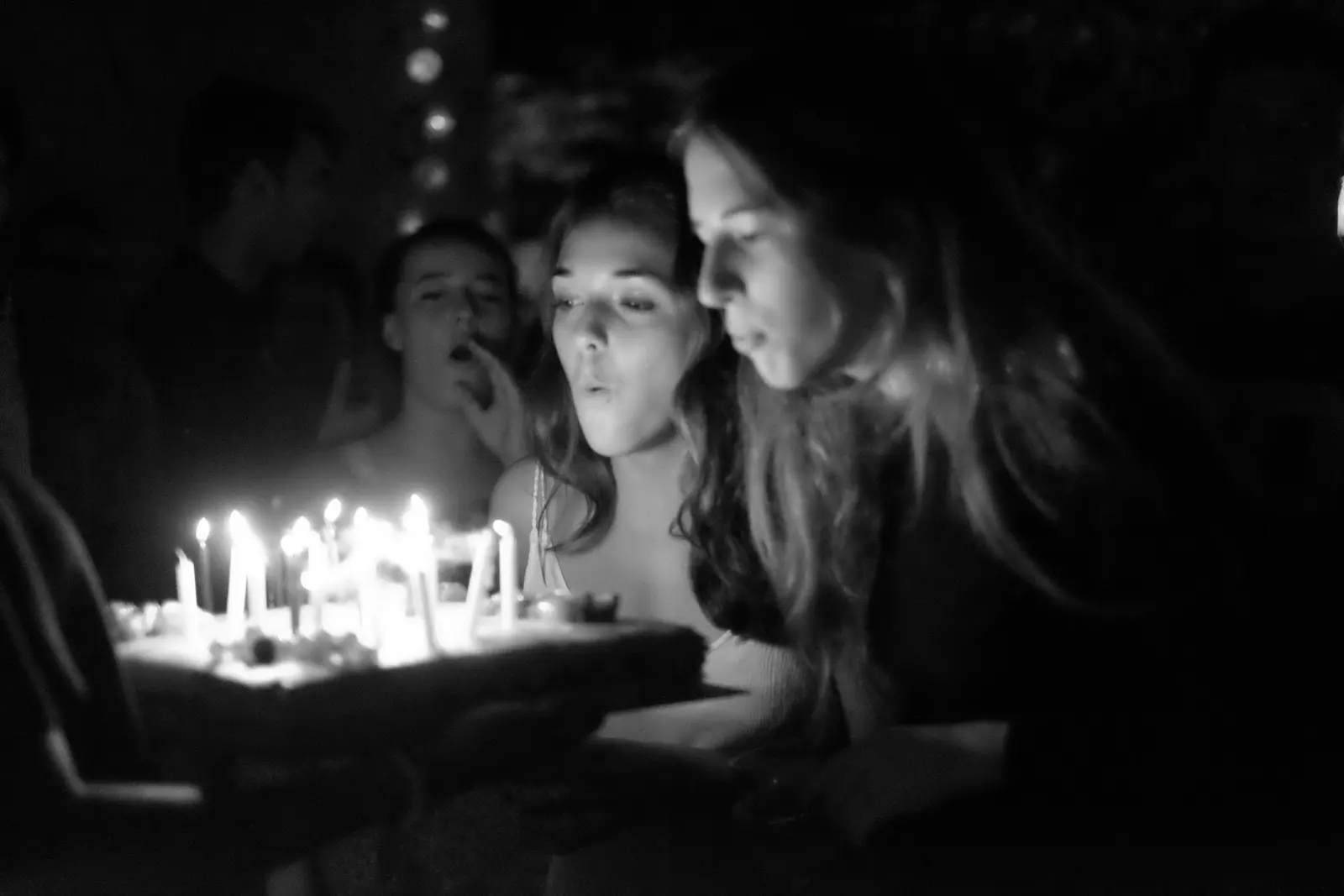 Trois amies soufflant les bougies d'un gâteau d'anniversaire, soirée des 20 ans, Villeneuve d'Aveyron — août 2011