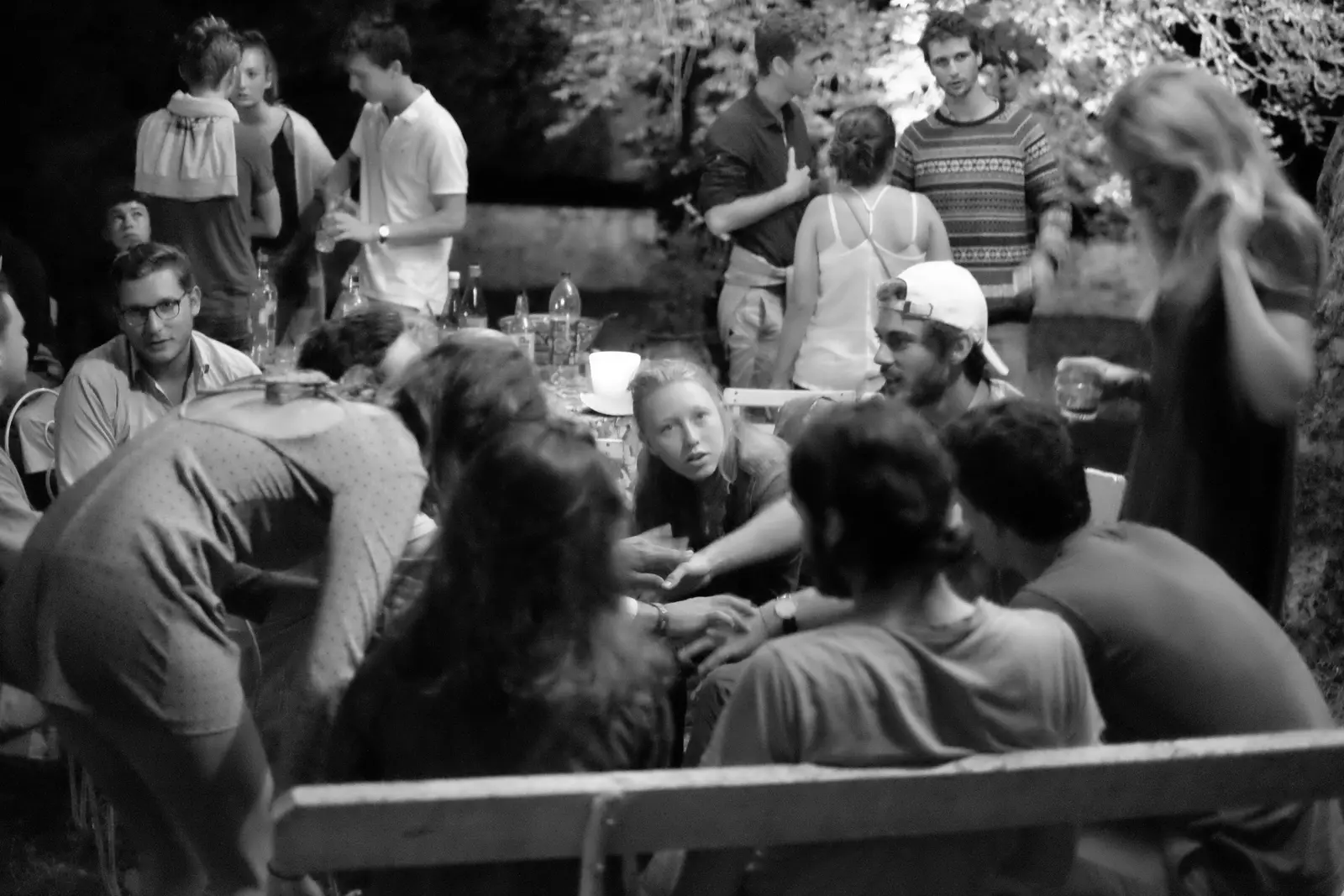 Groupe d'amis attablés en pleine conversation lors d'une soirée d'anniversaire nocturne, Villeneuve d'Aveyron — août 2011