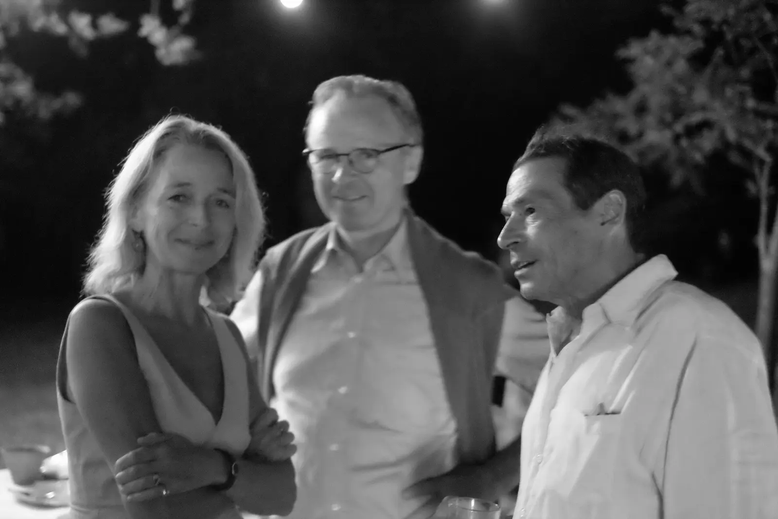 Portrait de trois invités souriant lors d'une soirée des 20 ans, Villeneuve d'Aveyron — août 2011