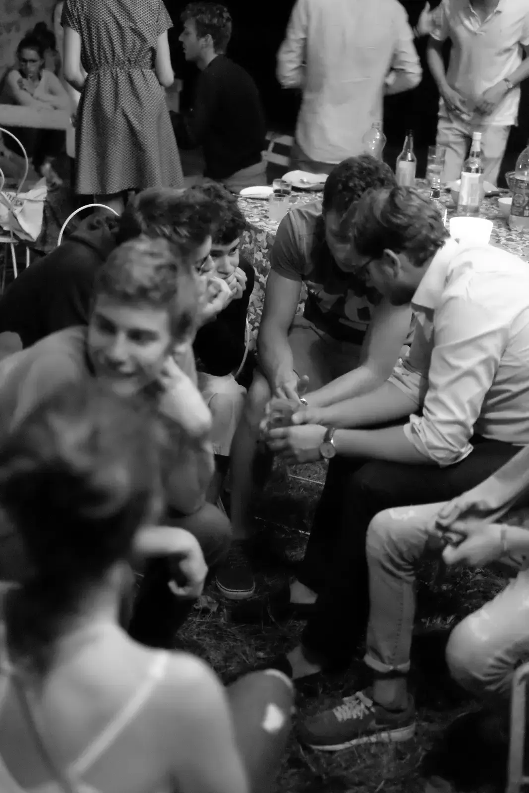 Amis assis autour d'une table en pleine discussion, soirée des 20 ans, Villeneuve d'Aveyron — août 2011